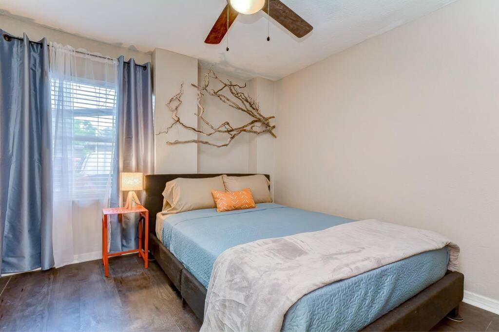 Driftwood Castle Urban Oasis With Firepit Near Convention Center And Amalie Arena, Room For 6 タンパ エクステリア 写真