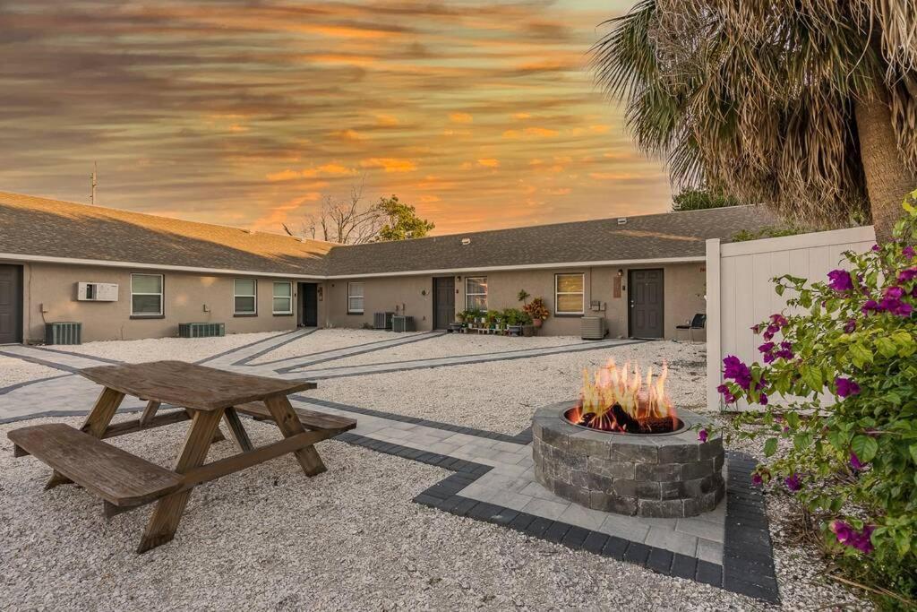 Driftwood Castle Urban Oasis With Firepit Near Convention Center And Amalie Arena, Room For 6 タンパ エクステリア 写真