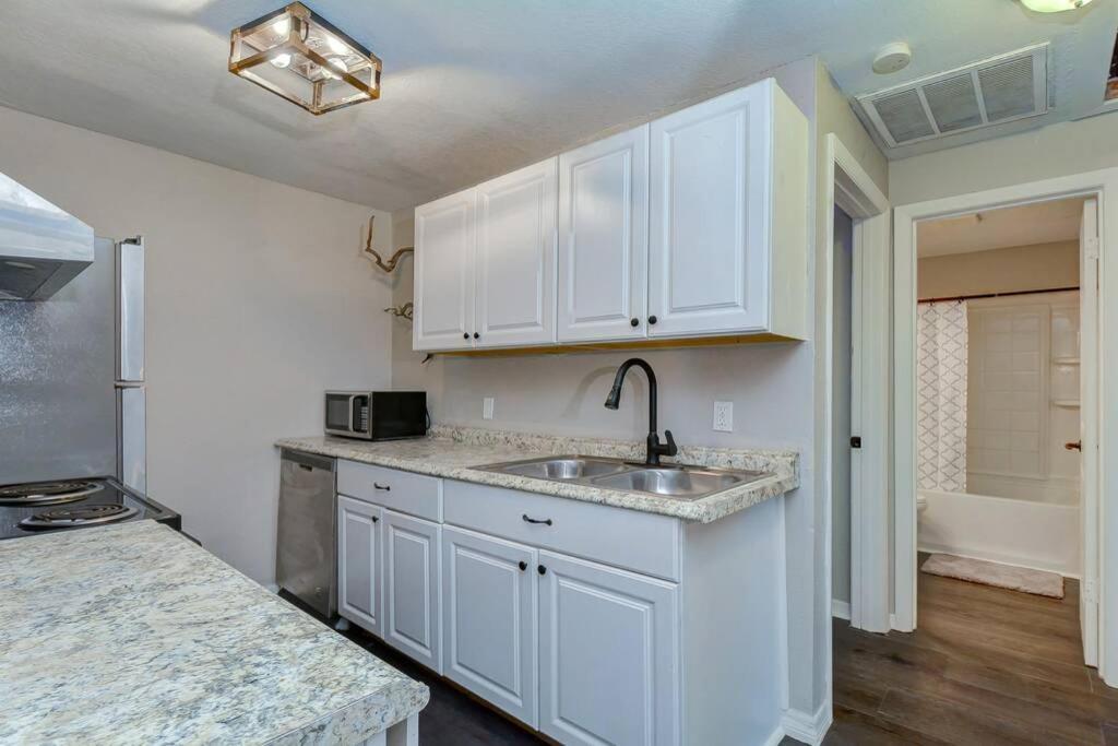 Driftwood Castle Urban Oasis With Firepit Near Convention Center And Amalie Arena, Room For 6 タンパ エクステリア 写真